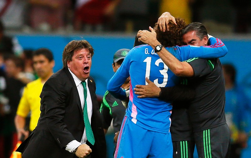 FOTO / ”E una dintre cele mai fericite zile din viaţa, dar... vor veni zile şi mai fericite” - Miguel Herrera, selecţionerul Mexicului, după calificarea în ”optimile” Mondialului, care a scos sute de mii de ”azteci” pe străzi