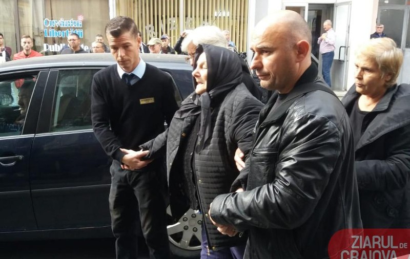 Mamei lui Ilie Balaci i s-a făcut rău la priveghiul fiului ei. A fost chemată ambulanța | VIDEO