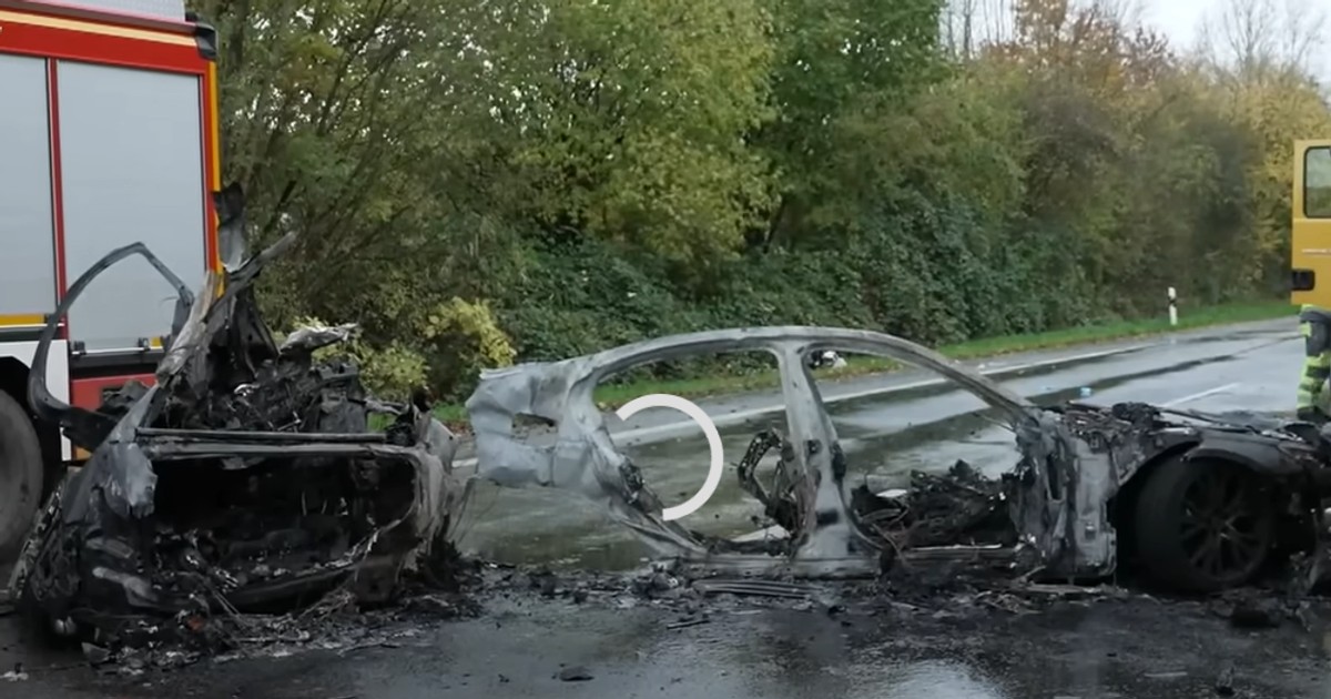 Una dintre cele două mașini distruse în urma accidentului.