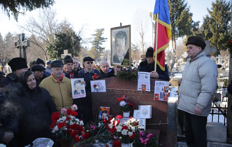 REPORTAJ. Mormântul lui Ceaușescu. Amintiri din Epoca de Aur presărate cu vin, colivă și mici hoții