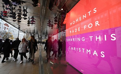 Pe celebra Oxford Street frenezia cumpărăturilor de Crăciun a început în ciuda lockdown-ului impus de autorități Foto: EPA