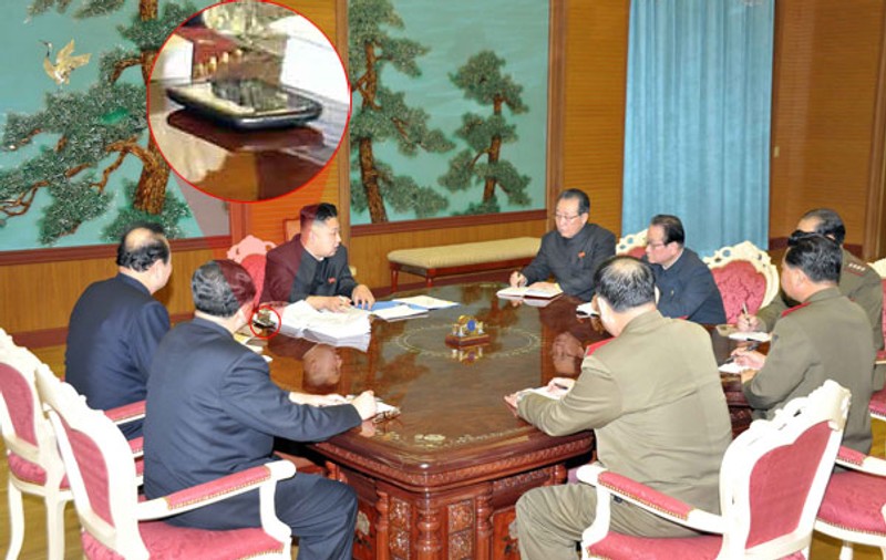 Fotografia care a stârnit controverse: Liderul nord-coreean Kim Jong-un apare în posesia unui smartphone. Vezi aici POZA!