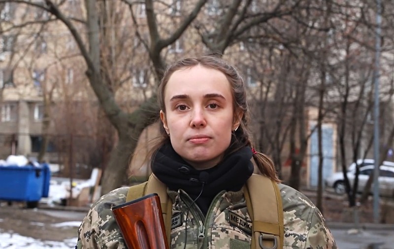 EXCLUSIV. Explozii puternice lângă Kiev. Mărturia pentru români a ucrainencei în vârstă de 25 de ani care a luat arma ca să apere orașul: „Nu capitulăm și vă suntem recunoscători pentru ajutor”