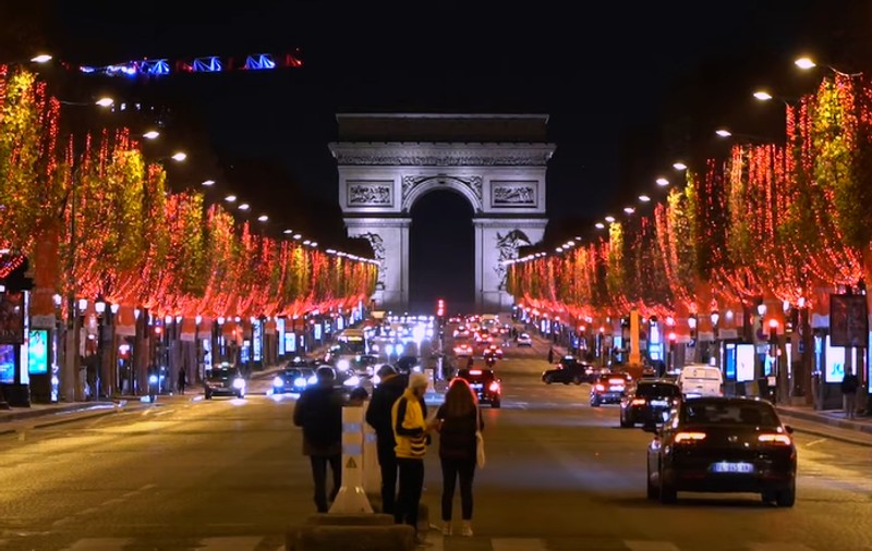 Sărbătorile de iarnă în timpul pandemiei. Luminile de Crăciun, aprinse pe Champs-Elysées