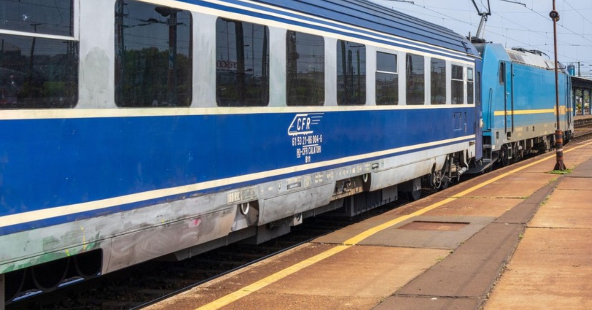 Un tren albastru în timp ce se află în gară