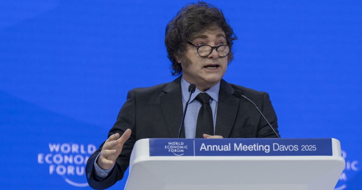 23 ianuarie 2025, Elveția, Davos: Președintele Argentinei Javier Milei se adresează audienței în timpul reuniunii anuale a Forumului Economic Mondial (WEF). Președintele Argentinei poartă ochelari și este îmbrăcat cu un costum negru