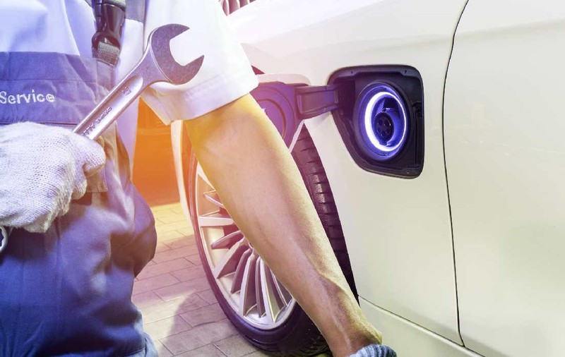Creșterea pieței de vehicule electrice pune presiune pe service-uri și furnizorii de piese: întreținerea este mai simplă și mai ieftină