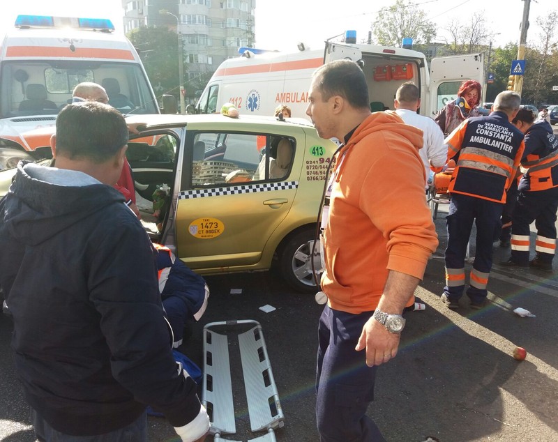 Patru răniți, în urma unui accident între un taxi și o ambulanță în Constanța. Pasagera din taximetru e în comă