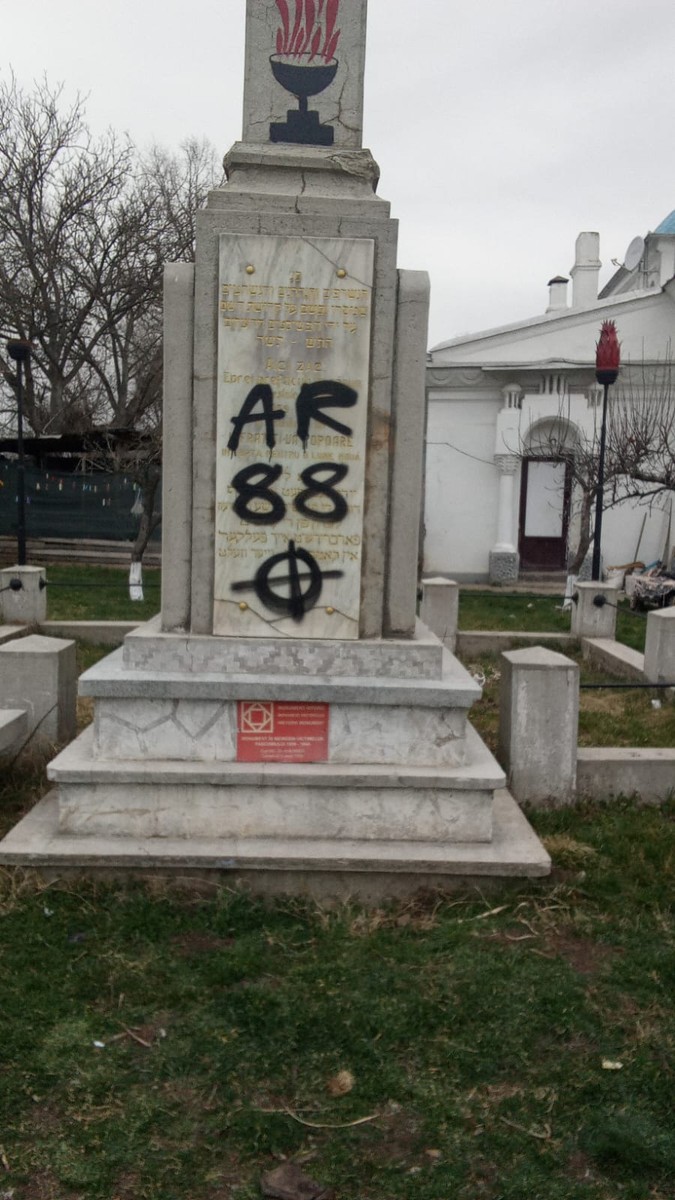 Monumentul ridicat în memoria victimelor fascismului a fost profanat de tânăr