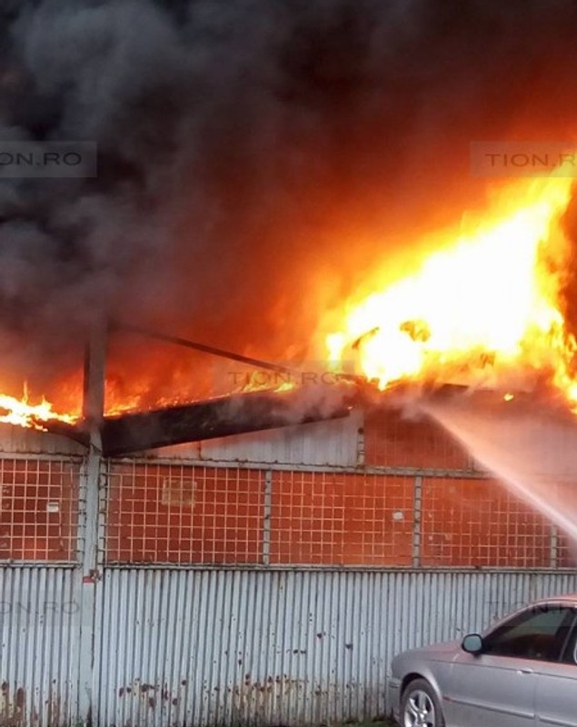 UPDATE: Piața distrusă de incendiu în Arad nu avea autorizație. Flăcările au făcut ravagii în clădire / VIDEO