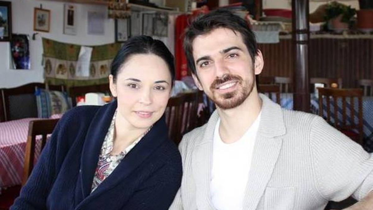 Andreea Marin și Tuncay Ozturk, în vremurile bune, îmbrățișați pe o canapea