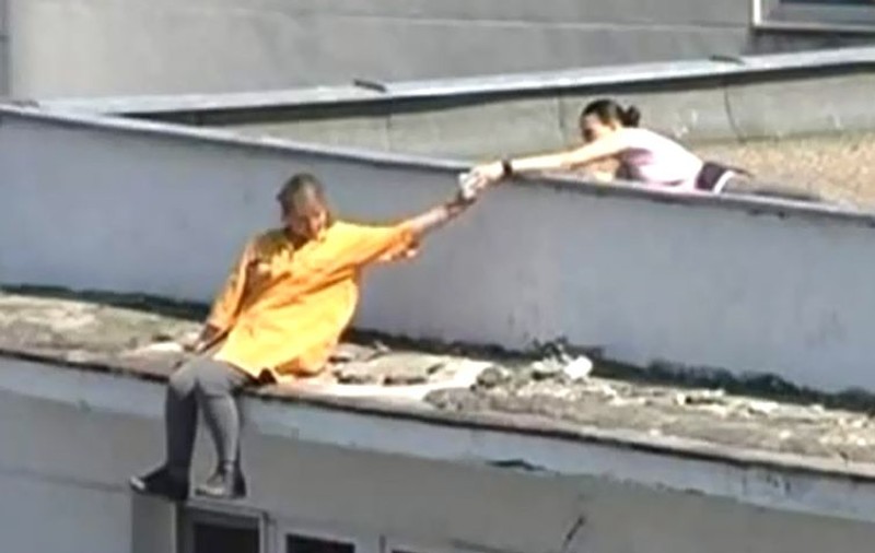 Putea fi salvată femeia care s-a aruncat de pe bloc? Autorităţile explică de ce nu a fost umflată salteaua de la ISU