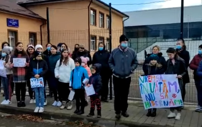 Noi proteste la şcolile din judeţul Suceava, faţă de condiţia vaccinării: "Vrem să învățăm, nu să hibernăm!"
