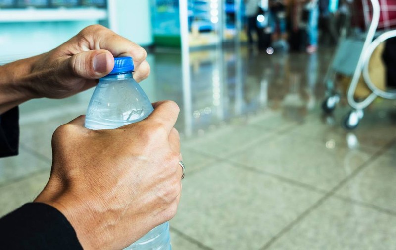 Apă gratuită în aeroport. Ce se schimbă pentru pasagerii din Otopeni și Băneasa