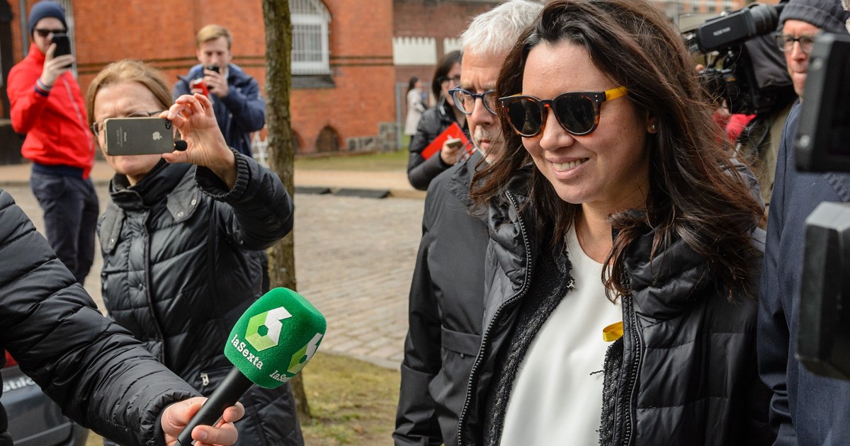 Marcela Topor și-a vizitat soțul, pe Carles Puigdemont, în închisoare. Marcela Topor la sosorea la închisoare