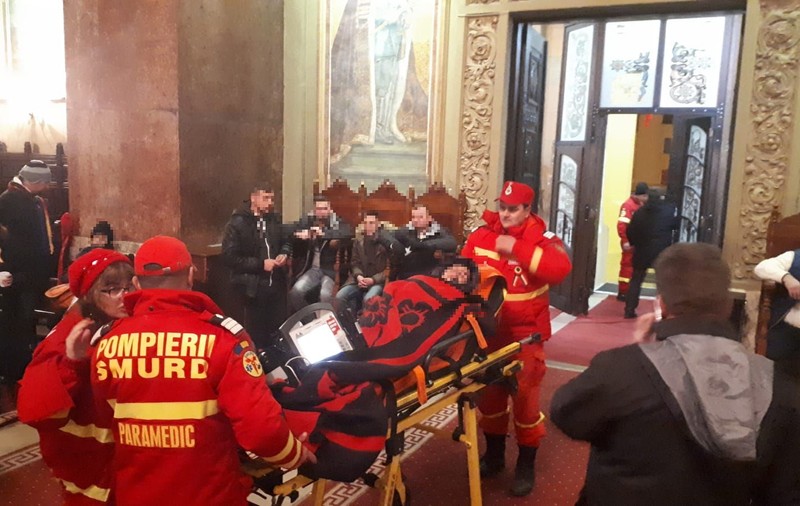 Copiii care au dormit de Centenar în Catedrală. Directorul școlii din Olt susține că au înnoptat într-un liceu