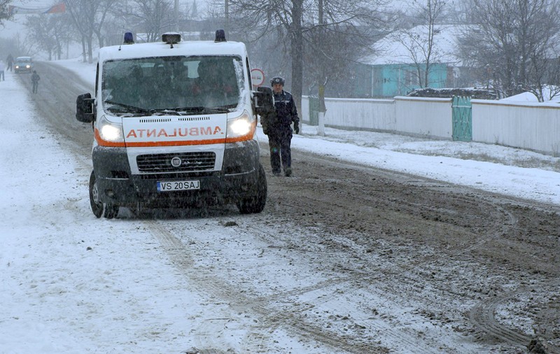 Șocul avut de un bărbat din Suceava: a găsit o femeie moartă sub zăpadă, în curtea casei sale