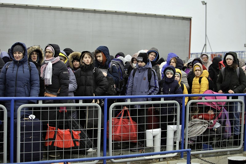 Mai mulţi refugiaţi ucraineni aşteaptă să păşească pe malul românesc al Dunării