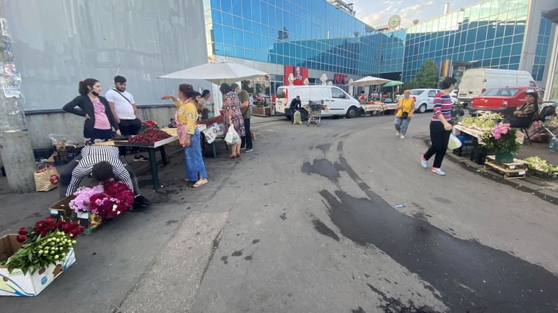 Găsești tot ce vrei: cireșe, căpșune, usturoi și flori