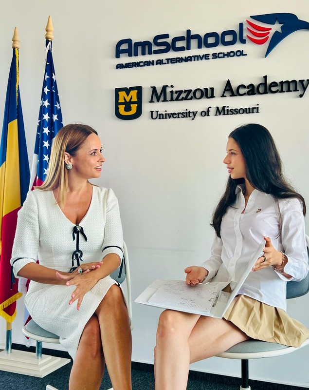 Violeta Bănică urmează în paralel cu liceul și un al doilea sistem de învățământ. Inițial, Andreea Marin s-a împotrivit: „Am spus NU ferm”