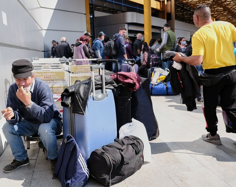 Imaginile zilei | Aglomerație pe aeroportul din Cluj: aproximativ 1.800 de oameni, înghesuiți în parcare. 12 curse decolează astăzi spre Germania