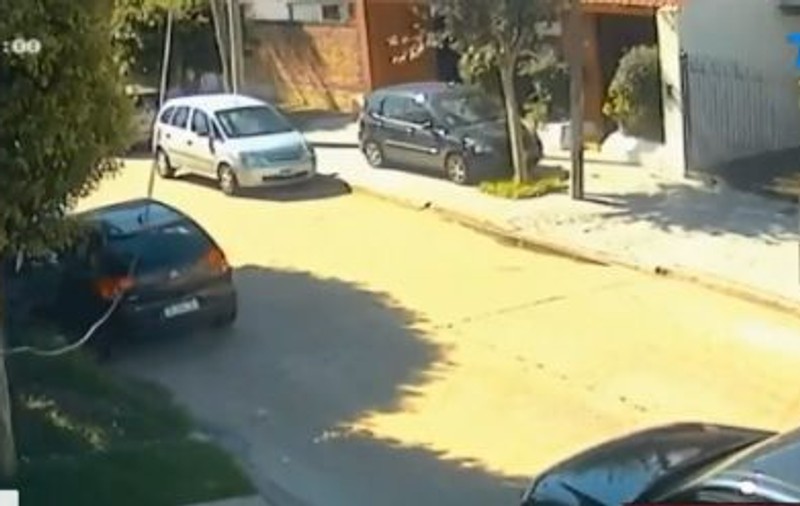 S-a dus să-și ia copilul de la grădiniță și a rămas fără mașină