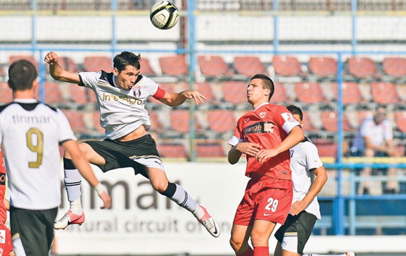 De fotbal când vă apucaţi? Ceea ce a jucat Dinamo ieri contra Astrei nu prea are legătură cu sportul-rege