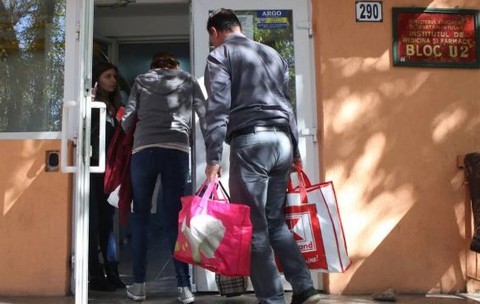 Studenți care intră în cămin