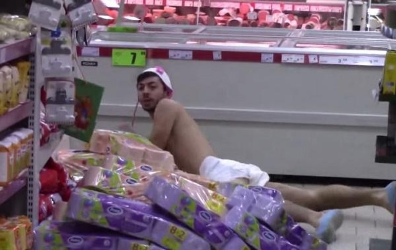 UN CLUJEAN a fugit prin mall DOAR CU UN SCUTEC PE EL! VIDEO AMUZANT