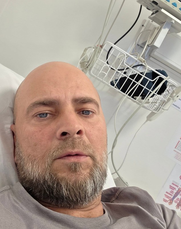 Cosmin Seleși a ajuns de urgență la spital: „Medicii sunt încă rezervați”. PRO TV a oprit filmările emisiunii „Batem palma”