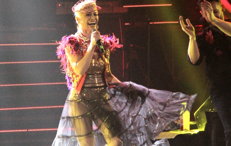 Loredana Groza A SCHIMBAT PESTE 10 ŢINUTE, la un concert! Uite cum arată costumaţiile | FOTO