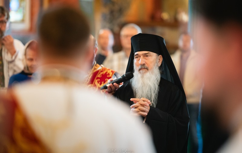 Un fost preot se spovedește în cartea sa: „Am plecat la ÎPS Teodosie, l-am miruit bine că strânsesem ceva cașcaval, a doua zi m-a și hirotonit preot"
