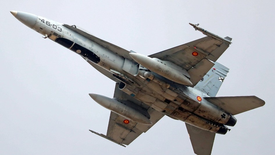 Imaginea prezintă partea inferioară a unui avion de vânătoare F/A-18 Hornet al Forțelor Aeriene Spaniole în timpul zborului pe cer.