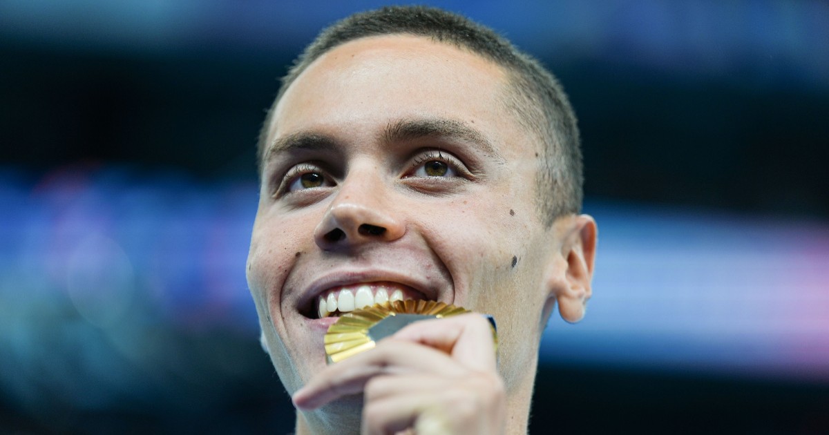 Fotografie portret cu campionul la înot David Popovici,