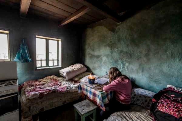 Mulţi copii încă îşi fac lecţiile la lumina lumânării. Foto: monitorulbt.ro