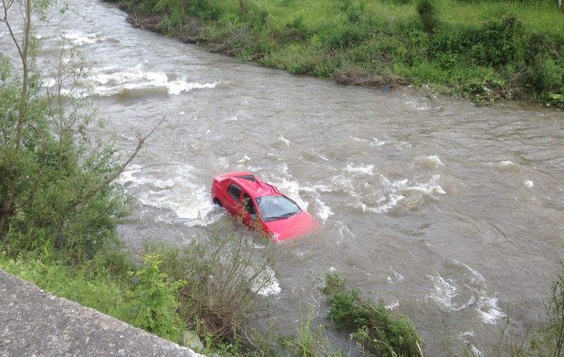 Accident spectaculos în Hunedoara! Au scăpat cu viață după ce au plonjat cu mașina în Jiu