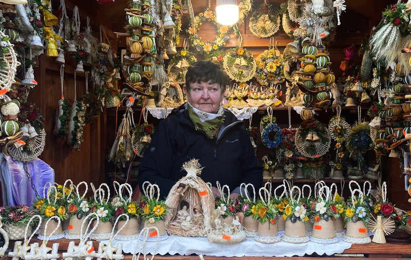 O poveste de Sărbători cu Margareta Nagy, meșterul popular din Mureș, care face opere de artă din foi de porumb