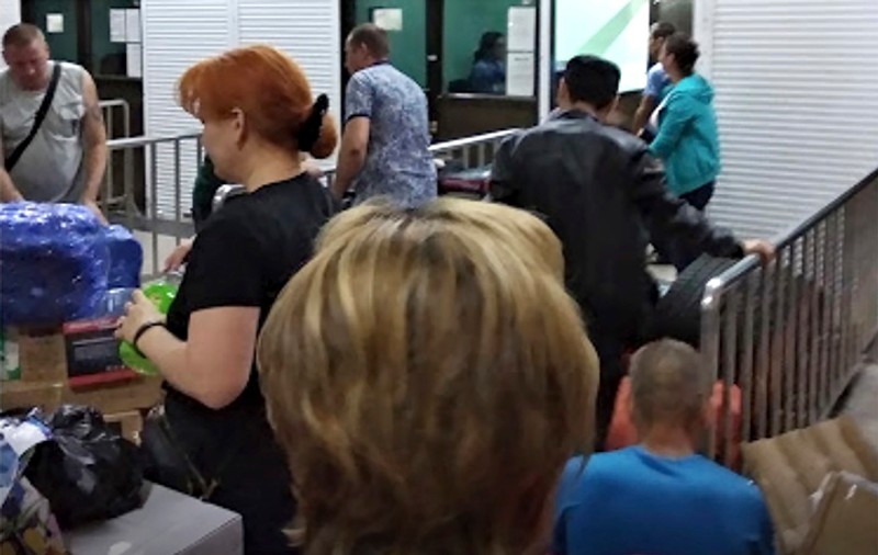 Femeie arestată când încerca să scoată din țară opt lingouri de aur ascunse în pantofi