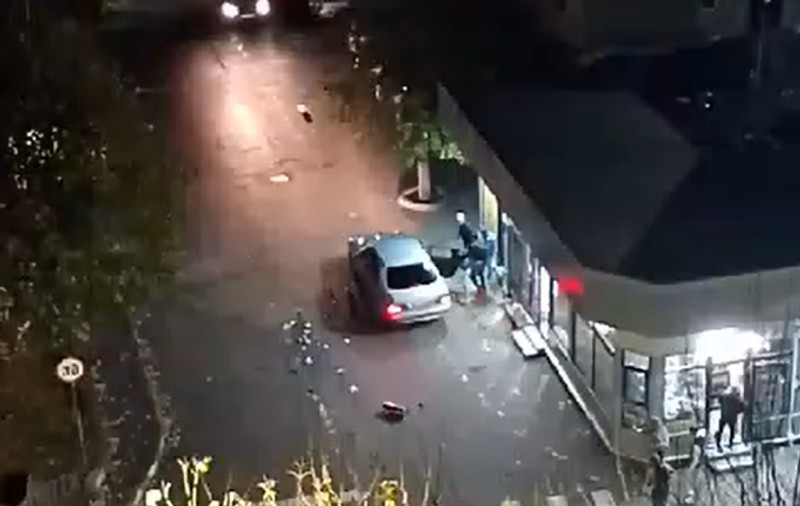 Un bărbat a tras cu un pistol airsoft în trei persoane care l-au bătut în stradă, în Râmnicu Vâlcea