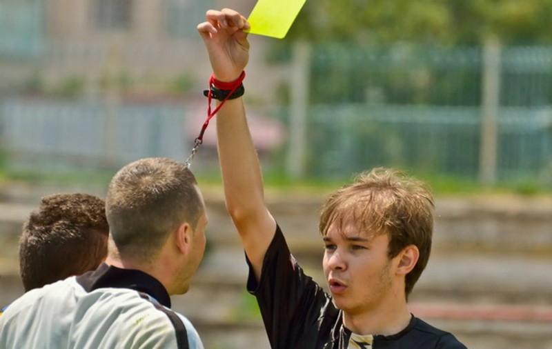 Fiul unui cunoscut om de fotbal, alergat și bruscat la un meci de județ! 