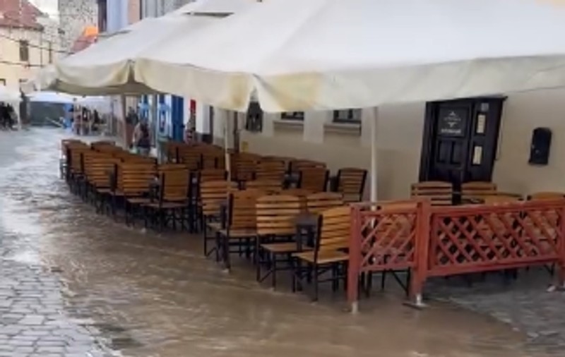 Inundație în centrul istoric orașului Cluj-Napoca, după ce o conductă s-a spart pentru a doua oară în două săptămâni | VIDEO