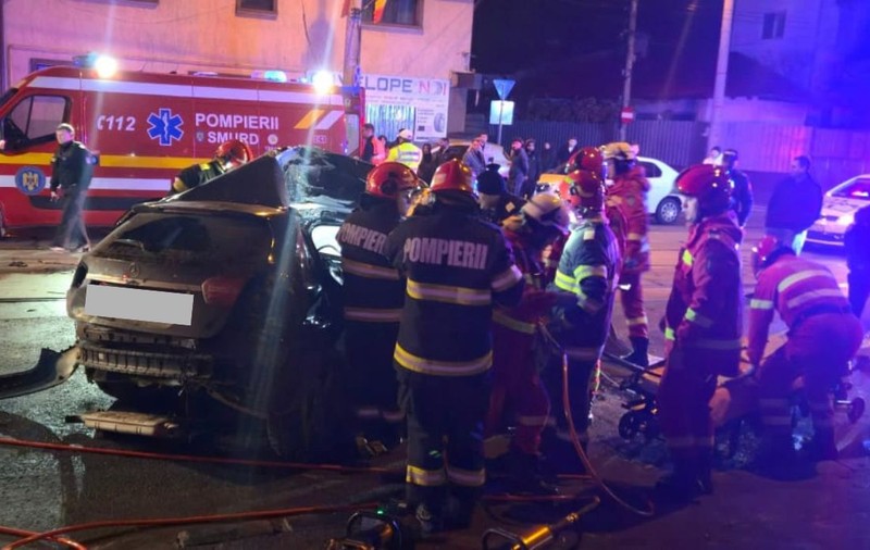 O șoferiță de 21 de ani a intrat cu mașina în stâlp, pe Calea Ferentari din București. Prietena ei aflată în dreapta a murit pe loc