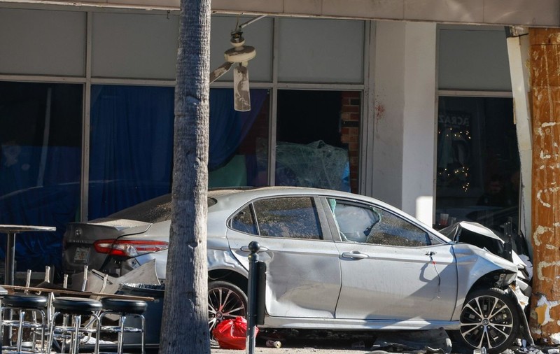 Un șofer urmărit de poliție a intrat cu mașina într-un bar din Florida: patru oameni au murit, iar alți 13 au fost răniți