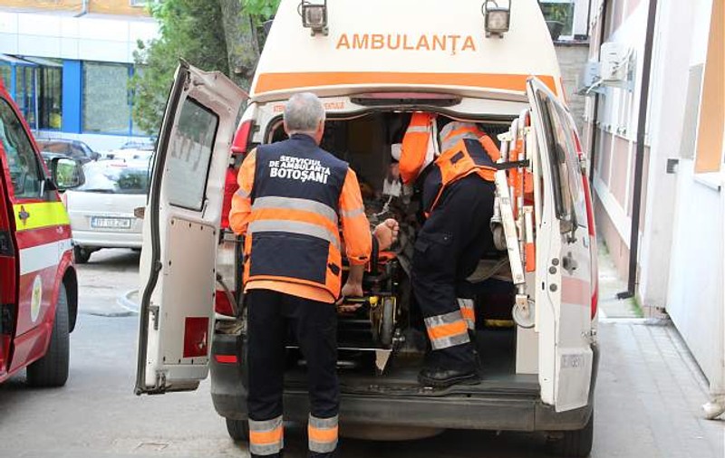 O adolescentă a fost izbită pe trecerea de pietoni. Fata, aruncată la mai mulți metri de la locul impactului