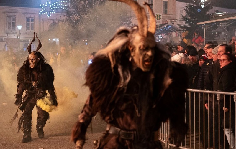 Un tată a fost atacat din senin în timp ce se afla cu familia pe stradă de doi oameni costumați în Krampus, în Austria