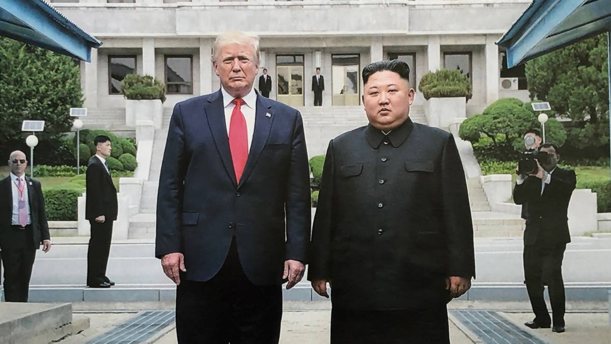 Președintele american Donald Trump și liderul nord-coreen Kim Jong Un Liderul nord-coreen Kim Jong Un și președintele american Donald Trump la o întâlnire pe 30 iunie 2019 în zona demilitarizată (DMZ) la Panmunjom, Coreea de Sud.
