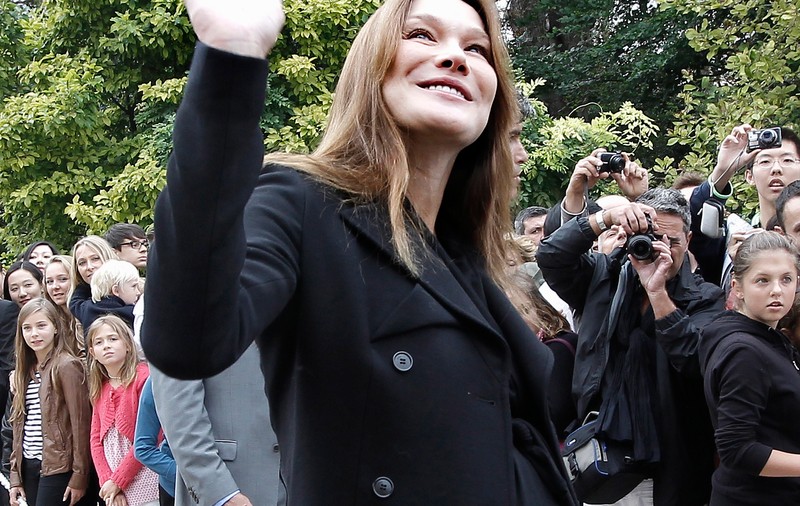 Foto| Carla Bruni Sarkozy şi-a scos burtica la baia de mulţime