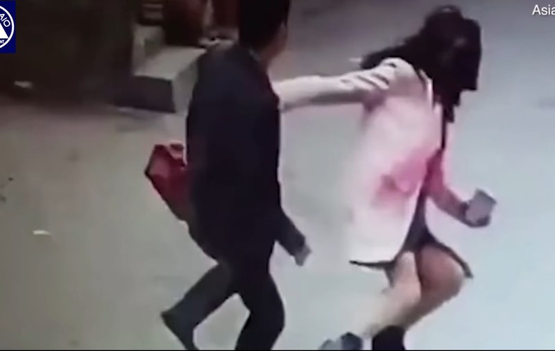 Proprietarul unui magazin online din China a bătut o clientă care l-a reclamat. Bărbatul a călătorit o zi și o noapte ca să se răzbune