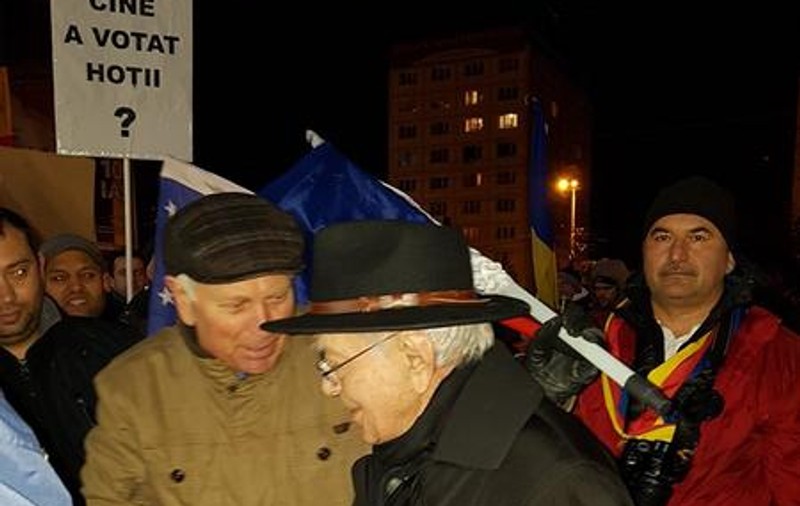 FOTO| Filosoful Mihail Șora, la protesul din Iași. La 101 ani, a îndurat un ger cumplit pentru dreptate