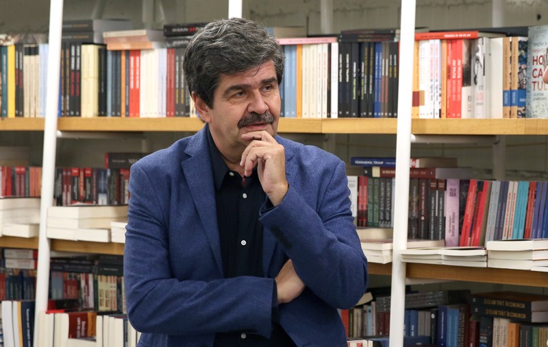 Radu Paraschivescu, la Interviurile Libertatea LIVE. A lansat o carte cu vorbe de duh ale politicienilor și cu un capitol dedicat premierului Dăncilă